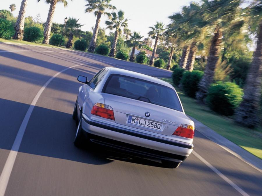  BMW 750iL 1998 года  (фото 7 из 15)